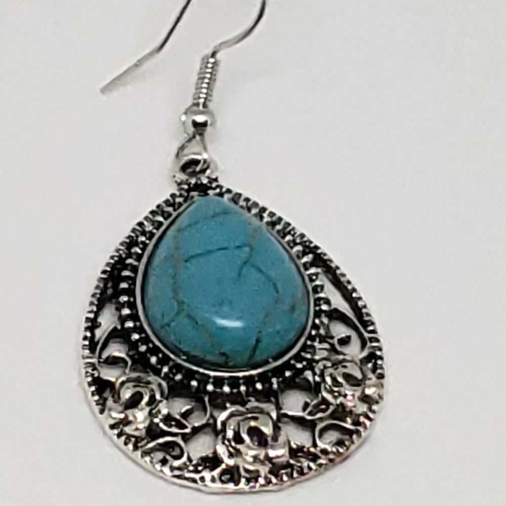 NWT Beautiful Turquoise Stone Silver Earrings - Picture 9 of 9